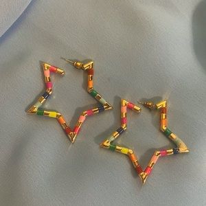 adorable rainbow star earrings! 💟🪩